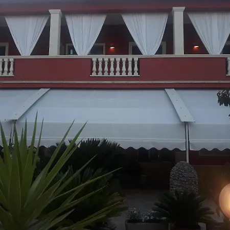 Alojamento de Acomodação e Pequeno-almoço Mediterraneo 4*